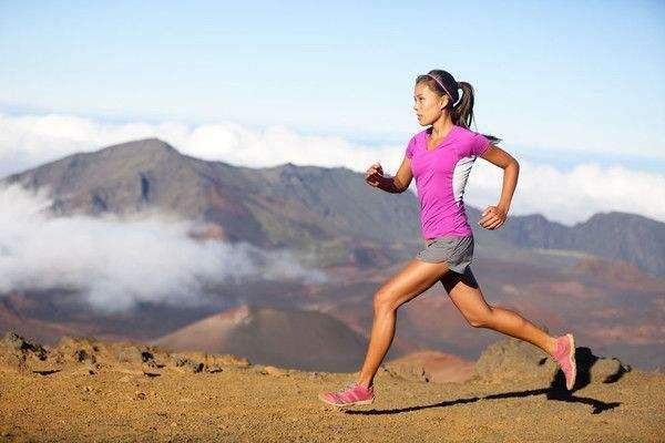 Để ngăn ngừa ung thư tử cung, chuyên gia khuyên phụ nữ nên tích cực tập thể dục. Vận động là một trong những cách quan trọng để nâng cao khả năng miễn dịch. Người dương tính virus HPV nên duy trì luyện tập ít nhất 30 phút mỗi ngày. Không cần những bài tập cường độ cao, chị em có thể lựa chọn yoga, nhảy dây, đi bộ nhanh... cũng nhận được lợi ích sức khỏe mong muốn.