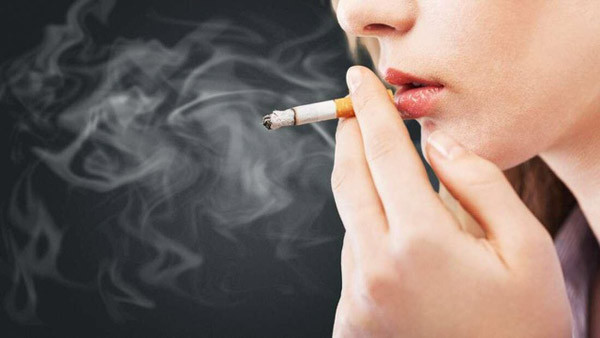 Đáng lưu ý, thói quen hút thuốc lá rất có hại. Thuốc lá và khói thuốc lá là yếu tố có thể tăng 3 lần nguy cơ ung thư cổ tử cung ở nữ giới. Một nghiên cứu được công bố trên Tạp chí của Hiệp hội Y khoa Mỹ cho thấy, hít khói thuốc hơn 3 giờ/ngày làm tăng 3 lần nguy cơ ung thư cổ tử cung.