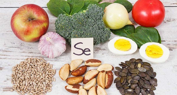 Bổ sung selen cũng là cách hữu hiệu để tăng sức đề kháng. Tác dụng của selen rất mạnh, đặc biệt là cải thiện khả năng miễn dịch, có thể giúp HPV chuyển sang âm tính. Bạn nên ưu tiên những thực phẩm giàu selen như cá thu, cá ngừ, động vật có vỏ (hàu, sò, tôm), nấm, lòng đỏ trứng, ngũ cốc nguyên hạt... trong chế độ ăn hàng ngày.