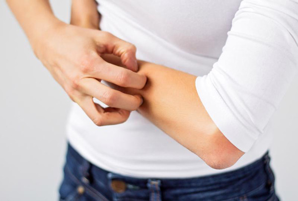 Gây kích ứng, viêm nang lông. Quần jean bó sát, chật cứng mặc nhiều dễ gây tắc nghẽn lỗ chân lông. Theo thời gian, người diện có thể đối diện nguy cơ viêm nang lông, mụn nhọt, mẩn ngứa. Mặt khác, thành phần formaldehyde được sử dụng trong quá trình sản xuất vải jean, giúp tạo độ láng mịn cho lớp vải jean cũng làm tăng khả năng gây kích ứng da.