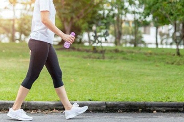 Đi bộ thường xuyên. Nếu không có thời gian đến các phòng tập, chị em thực hiện các bài tập đơn giản như đi bộ 30 phút, đứng kiễng chân 1-2 phút... cũng có thể nhận được lợi ích sức khỏe. Những động tác này giúp cải thiện tốc độ lưu thông máu, ngăn ngừa tình trạng tắc nghẽn mạch máu hiệu quả.