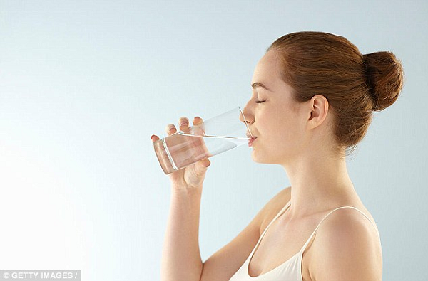 Uống đủ nước. Nước đóng vai trò quan trọng, chiếm 70% trọng lượng cơ thể. Uống đủ nước góp phần tăng cường tuần hoàn máu, trao đổi chất, thúc đẩy quá trình bài tiết chất độc dư thừa, giảm sạm da, giúp phục hồi độ ẩm và rạng rỡ.