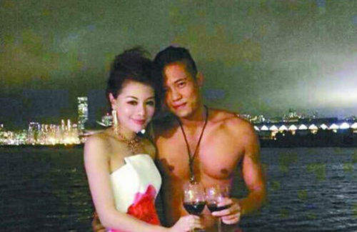 Cùng đi với họ là những chàng trai cơ bắp.