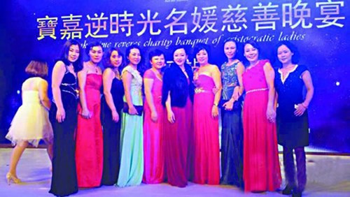 Những phụ nữ giàu có này sẵn sàng chi tiền để du lịch và thẩm mỹ, chi phí chuyến đi lên tới 38.000 nhân dân tệ (khoảng 135 triệu đồng), nhưng khi đã vào "tròng" họ mới bàng hoàng phát hiện ra mình bị lừa.