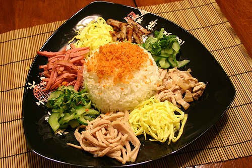 Cơm âm phủ xứ Huế mê hoặc thực khách với tạo hình bông hoa nhiều màu sắc được tạo từ tất cả các nguyên liệu như cơm trắng, tôm, thịt nướng, chả lụa, trứng tráng, rau thơm, dưa leo, đồ chua... Ảnh: Idochinapioneer.