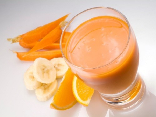 7. Sinh tố chuối - cam: Trộn 1 quả cam, 1 quả chuối, 1 cốc hoa quả đông lạnh, 2 muỗng whey protein, 2 muỗng canh hạt lanh rồi xay nhuyễn (có thể thêm đá hoặc để lạnh). Như vậy, bạn đã có một ly sinh tố vừa ngon, vừa có tác dụng giảm mỡ bụng hiệu quả. Loại sinh tố này rất giàu protein nhưng hàm lượng carbohydrate thấp, chỉ chứa khoảng 200-300 calo.