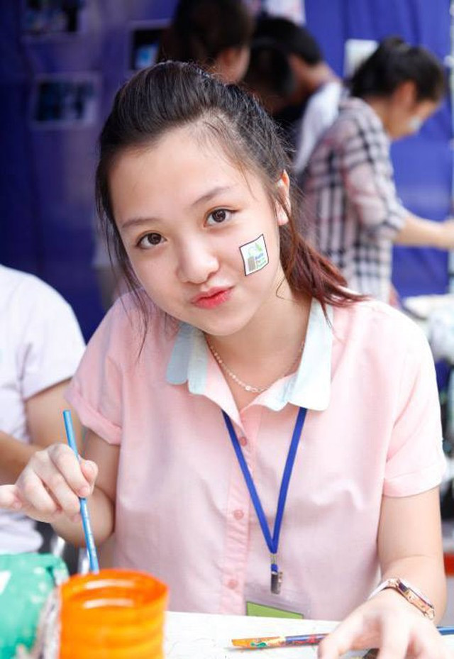 Diệu là nữ sinh trường THPT Phan Đình Phùng, không chỉ sở hữu khuôn mặt đẹp mà còn có thành tích học tập rất tốt.