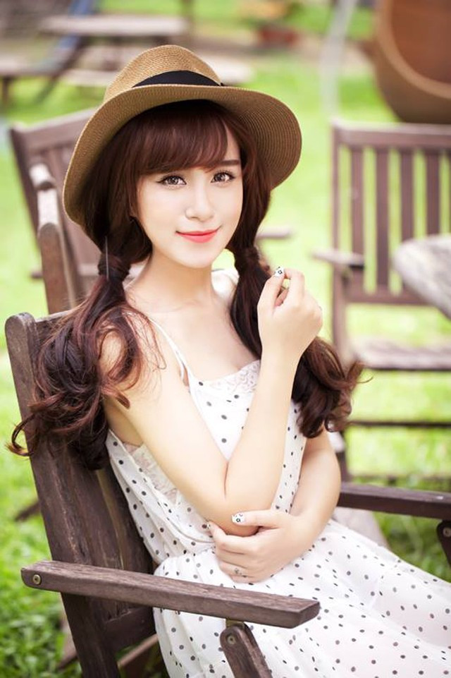 Thu Phương (sinh năm 1995, hiện đang là sinh viên trường ĐH Hà Nội) sở hữu khuôn mặt đẹp không thua kém các hot girl.