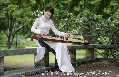 Bộ ảnh này được chụp tại Hoàng Thành Thăng Long và Bãi giữa Sông Hồng.