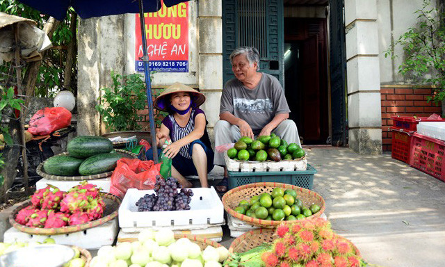 Chị Nguyễn Thị Lý (40 tuổi) ngồi bán hoa quả trước cửa nhà ông đã 6 năm cho biết: “Ông cho tôi ngồi lâu rồi dù nhà ông hay có khách. May có ông nên tôi chẳng lo bị đuổi mà buôn bán kiểu này có chỗ ngồi ở mặt đường, ổn định, lại không mất tiền là may lắm”. Khi được hỏi, ông Lương chỉ cười nói: “Cái mẹt hoa quả là miếng ăn của cả nhà cô đó đấy”.