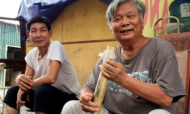 Sau khi đã nghỉ hưu, ông sống thảnh thơi bên gia đình cùng các cháu ngoại. Giờ đây, những người lao động như anh xe ôm, người bán phở, cô hàng xén cùng khu phố trở thành "chiến hữu" của ông mỗi ngày.