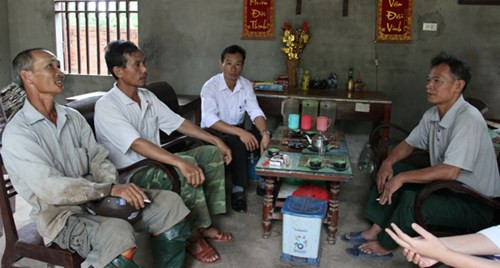 Lo ngại sự cố phát hỏa ảnh hướng tới tính mạng những người trong gia đình, nhiều ngày qua, anh em họ hàng nhà ông Hường thay nhau túc trực tại nhà để kịp xử lý khi tình huống xấu xảy ra. Vợ con và cháu ông Hường cũng phải ở tạm nhà người bà con.