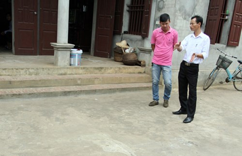 Theo lời kể, đây là mảnh đất ông cha để lại và gia đình ông cũng đã có 39 năm liên tục sống trên mảnh đất này, nhưng chưa từng chứng kiến hiện tượng phát hỏa như hơn nửa tháng qua. Các nhà sống xung quanh cũng không xảy ra hiện tượng tương tự. Từ ngày 23/6 đến ngày 12/7, nhà ông Hường có tới 38 lần tự phát hỏa đầy bí ẩn, có ngày cháy đến 7 lần.