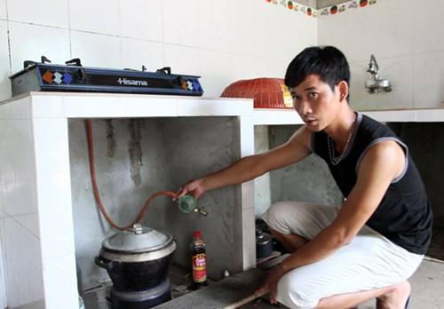 Điều đặc biệt là trong số 38 điểm cháy, không có điểm nào phát ra từ nguồn dễ gây cháy nổ. Bếp ga, xe máy, ổ điện nhà ông Hường vẫn hoạt động bình thường. Tuy nhiên, để tránh nguy cơ cháy nổ, gia đình ông đã tháo bình ga và mang xe máy, các đồ dùng giá trị trong nhà cũng phải di dời đi gửi nhờ nơi khác.