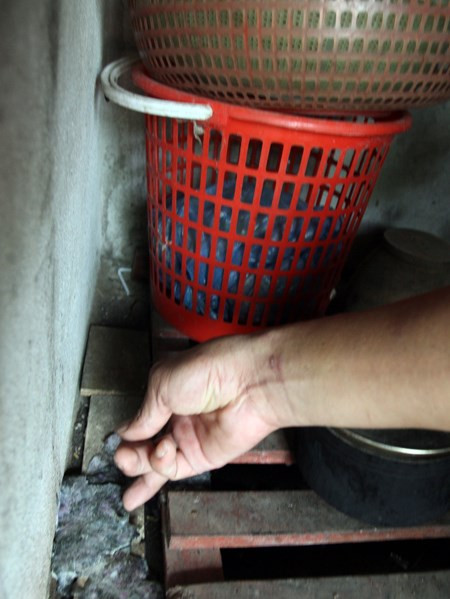 Chiếc rổ nhựa tại nhà bếp phát hỏa, để lại lớp nhựa đen bám chặt nền nhà