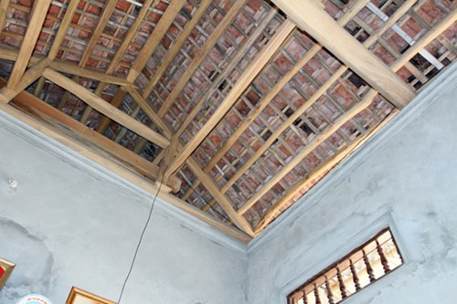 Kèo nhà, lan can cửa sổ nhà ông Hường đều làm bằng gỗ nhưng không xảy ra phát hỏa