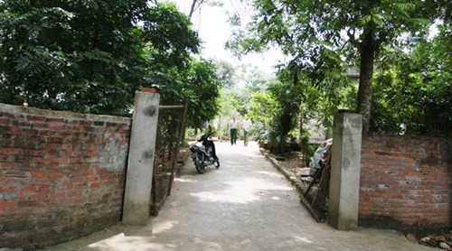 Ngôi nhà tự phát hỏa gây xôn xao dư luận tọa lạc trên khu đất rộng hơn 1.000m2. Gia đình ông Hường gồm 7 người sống trong căn nhà 5 gian, lợp mái ngói mới xây cách đây 3 năm, trên khoảnh đất có diện tích hơn 1.000m2. Ảnh chụp cổng vào nhà ông Hường.