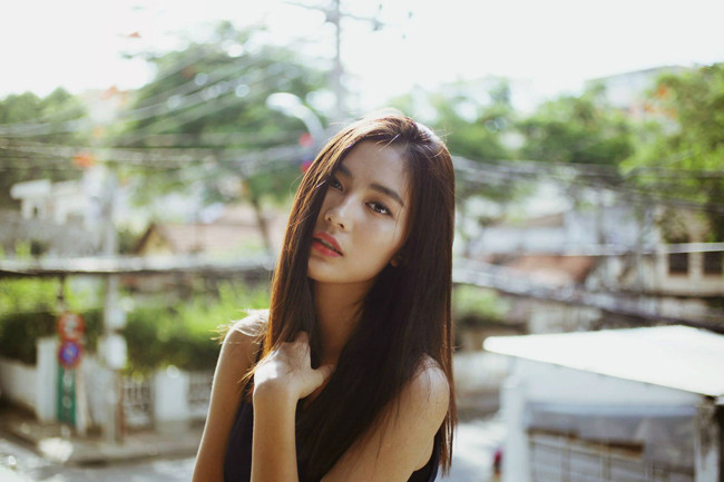 Helly Tống không chỉ đẹp trên các bức ảnh, nhan sắc đời thực của cô cũng vô cùng liêu trai. Không đam mê showbiz, Helly Tống khá thành công trong lĩnh vực kinh doanh khi là đang điều hành một hệ thống các cửa hàng kinh doanh thời trang, mỹ phẩm và cafe.