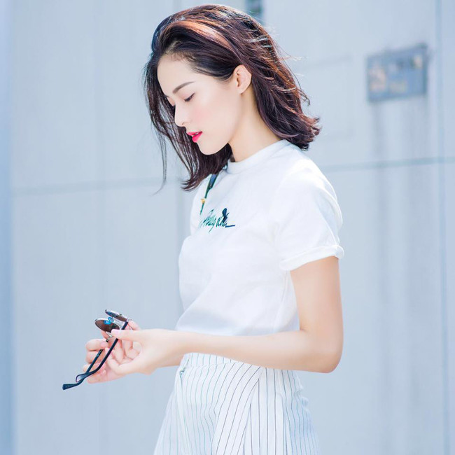 Không chỉ sở hữu gương mặt đẹp, vóc dáng Hạ Vi cũng rất gợi cảm. Cô được mệnh danh là "nàng thơ" của nhiếp ảnh gia Bobby Nguyễn.