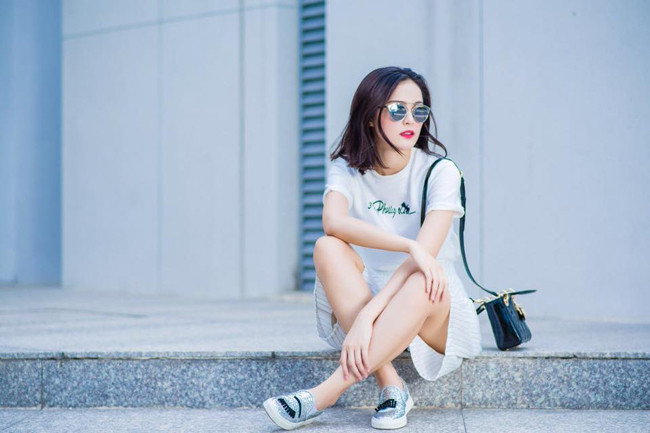 Hạ Vi đang có kế hoạch lấn sân sang lĩnh vực điện ảnh. Ngoài đời, cô gái 22 tuổi là người hoạt bát, năng động, thân thiện và rất dễ thương.