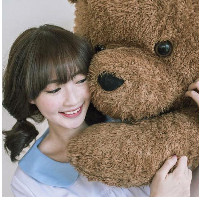 Thế mạnh của cô gái 22 tuổi là gương mặt tươi sáng và nụ cười hiền hòa.