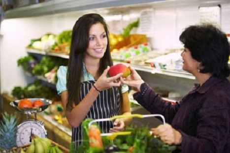 Rau, quả nên mua ở những cửa hàng bán rau, quả sạch. Những loại thực phẩm đồ hộp cần quan sát kỹ xem về hạn sử dụng, không mua các loại đồ hộp bị phồng, méo mó, hộp đã gỉ.
