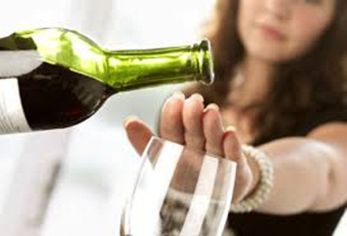 Dù ngày Tết có chè chén say sưa thì bạn cũng phải chú ý hạn chế việc uống rượu bia, hút thuốc, các chất kích thích… Đồng thời, khi ăn thì nên tập trung hết cho việc ăn uống không nên vừa làm việc khác vừa ăn.