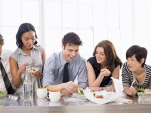 Mang niềm vui vào nơi làm việc. Có thể đơn giản là mang ít bánh kẹo, mứt tết vào công ty để cùng thưởng thức với đồng nghiệp. Bạn sẽ muốn làm việc hơn với không khí hài hước vui tươi xung quanh mình.