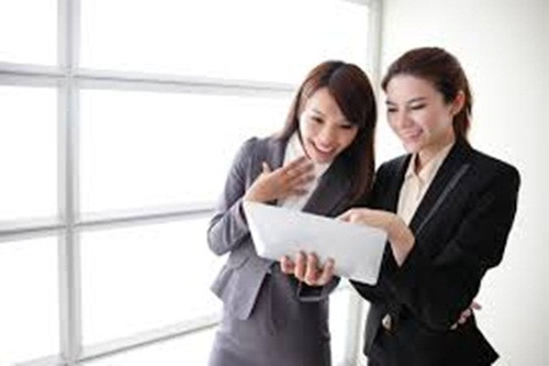 Đến công ty sớm hơn một chút. Bạn sẽ cảm thấy phấn chấn hơn nếu như không gặp phải giao thông ùn tắc trong ngày đầu năm. Ngoài ra, việc này cũng làm cho bạn có cảm giác thư thái an nhàn hơn trong ngày đầu tiên đi làm của năm.