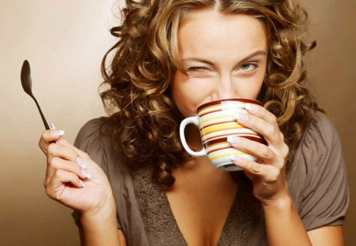 Nếu trong những ngày thường, các bạn uống 2 - 2,5 lít nước thì trong những ngày đèn đỏ, bạn hãy tăng cường lên 2,5 - 3 lít nước mỗi ngày. Điều này không chỉ có tác dụng giảm đau mà còn rất tốt cho sức khỏe.
