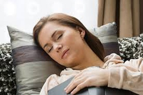 Nghỉ ngơi nhiều hơn. Dịp Tết là thời gian bạn có thể tạm gác công việc xã hội và điều này cũng giúp ích nhiều hơn khi bạn có kinh nguyệt vào những ngày này. Nghỉ ngơi thoải mái sẽ giúp cơ bụng của bạn không bị co thắt quá đột ngột và giảm đau bụng kinh hiệu quả.