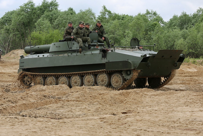 Xe phá mìn UR-77 Meteorite của lính công binh Nga trong một cuộc tập trận mới đây vào cuối tháng 5/2015 của Nga. UR-77 còn có biệt danh là Zmey Gorynyc (rồng phun lửa nhiều đầu trong thần thoại Slavơ).