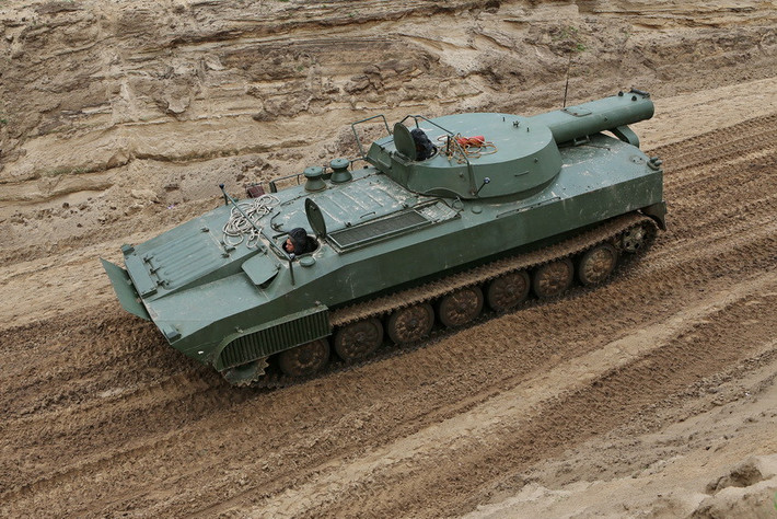 Hình ảnh UR-77 nhìn từ trên cao. Phía sau xe là thiết bị chính dùng để phá mìn từ xa của UR-77.