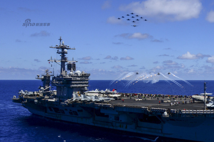 Tàu sân bay Mỹ USS Car Vinson sau gần 10 tháng được triển khai tới Hạm đội 5 và Hạm đội 7, trong đó có 6 tháng tham gia nhiệm vụ chống phiến quân IS ở Trung Đông, đã có những màn "xả hơi" vào ngày 31/5 tại Thái Bình Dương. Ảnh: các tiêm kích hạm đang múa lượn trên tàu sân bay.