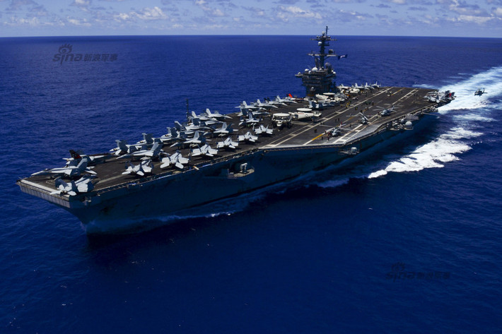 USS Carl Vinson (CVN-70) chạy bằng năng lượng hạt nhân có thể hoạt động liên tục 20 năm mà không cần nạp nhiên liệu. Trên sàn tàu có thể chứa tới 90 máy bay loại cánh cố định và trực thăng.