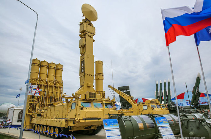 Tại diễn đàn quân sự Army 2015, một trong những hệ thống vũ khí thu hút nhiều sự chú ý nhất là hệ thống phòng thủ tên lửa Antey 2500.