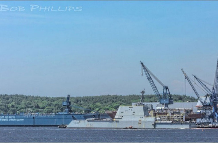Tàu khu trục DDG-1000 Zumwalt là chiếc đầu tiên thuộc lớp tàu chiến thế hệ mới nhất nước Mỹ Zumwalt. Con tàu sở hữu những công nghệ tối tân bậc nhất thế giới, gần như không nước nào có. DDG-1000 chính thức được hạ thủy tháng 10/2013 và dự kiến biên chế trong năm nay. Tuy nhiên, tình hình hiện tại của nó khiến người ta nghi ngờ về lịch trình này.