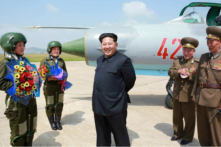 Tờ Yonhap ngày 22/6 dẫn nguồn tin từ truyền thông nhà nước Triều Tiên cho hay, ông Kim Jong-Un vừa tới thăm buổi huấn luyện bay của hai nữ phi công MiG-21 của Triều Tiên.
