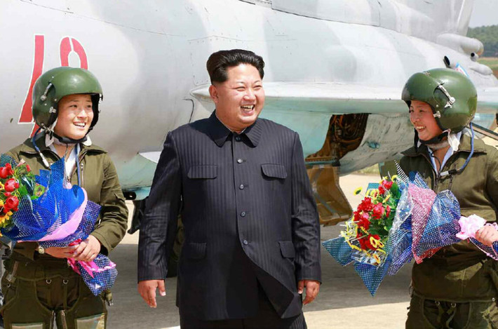 Sau đó, ông còn tặng hoa tươi cho các nữ phi công. Bên cạnh đó, ông Kim Jong-Un còn không ngớt lời khen các nữ phi công lái MiG-21.