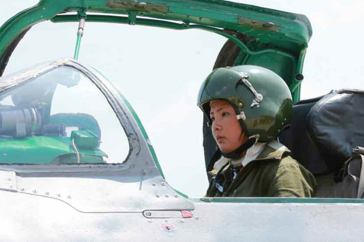 Trước đó vào tháng 11/2014, ông Kim Jong-Un cũng đích thân tới thị sát và ca ngợi hai nữ phi công này đã hoàn thành xuất sắc các chuyến bay lái chiến đấu cơ trong một cuộc tập trận của quân đội.