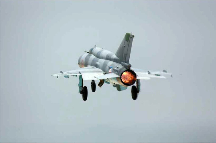 Trong khi đó, hệ thống vũ khí của MiG-21 gồm một pháo Gsh-23 cùng 2 tấn vũ khí các loại được treo ở dưới hai cánh.