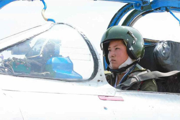 Vẻ mặt quyết đoán mạnh mẽ của nữ phi công lái MiG-21 của Triều Tiên.