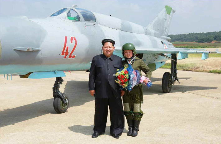 Nữ phi công hãnh diện khi được chụp ảnh với vị lãnh đạo.
