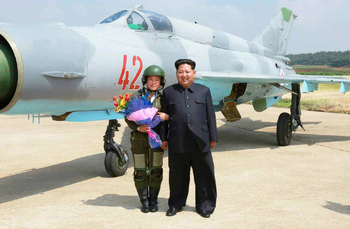 Ông Kim Jong-Un gọi các nữ phi công là "những bông hoa trên bầu trời" và cho rằng các nữ phi công đã trình diễn các màn bay khó không kém gì các nam phi công điêu luyện.