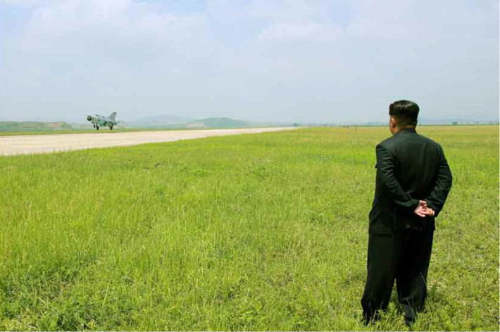 Nhà lãnh đạo Triều Tiên đang chăm chú quan sát chiếc MiG-21 do nữ phi công điều khiển chuẩn bị cất cánh.