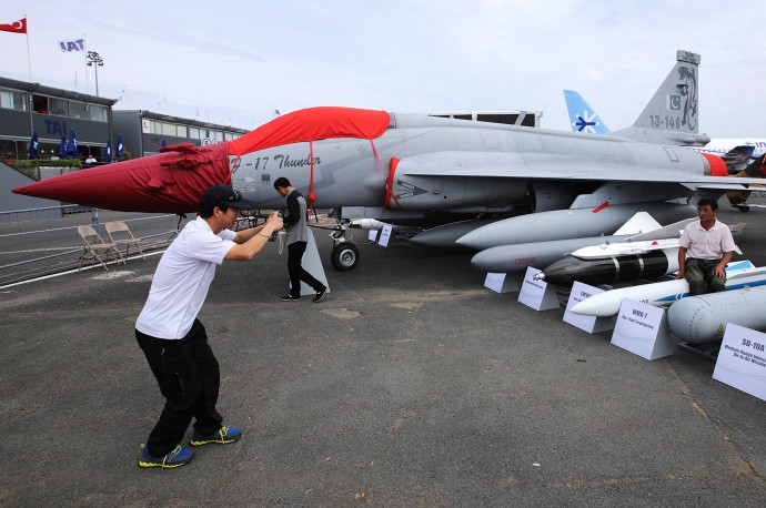 Thần sấm JF-17 Thunder do Pakistan hợp tác với Trung Quốc sản xuất khá "ồn ào" khi dải hàng dài vũ khí bên cạnh tại tại buổi triển lãm.