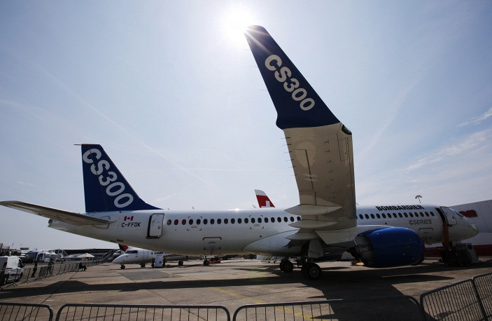 Máy bay chở khách mới Bombardier CS300.