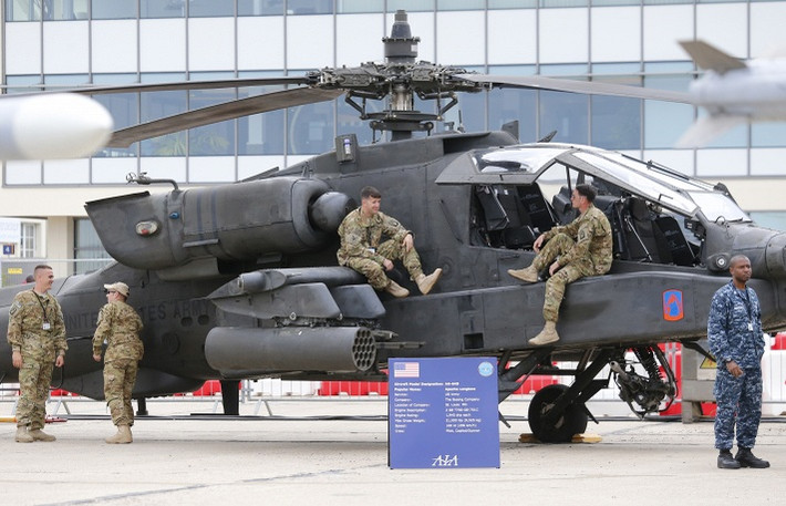 Mỹ tỏ ra "chơi trội" khi mang trực thăng chiến đấu AH-64D Apache Longbow do Boeing sản xuất tới triển lãm.
