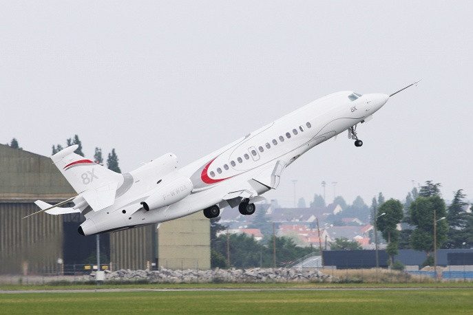 Máy bay thương mại Dassault Falcon 8X đang cất cánh trình diễn.