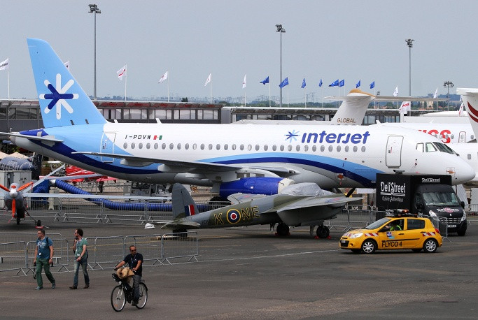 Máy bay chở khách dân sự Sukhoi Superjet 100.